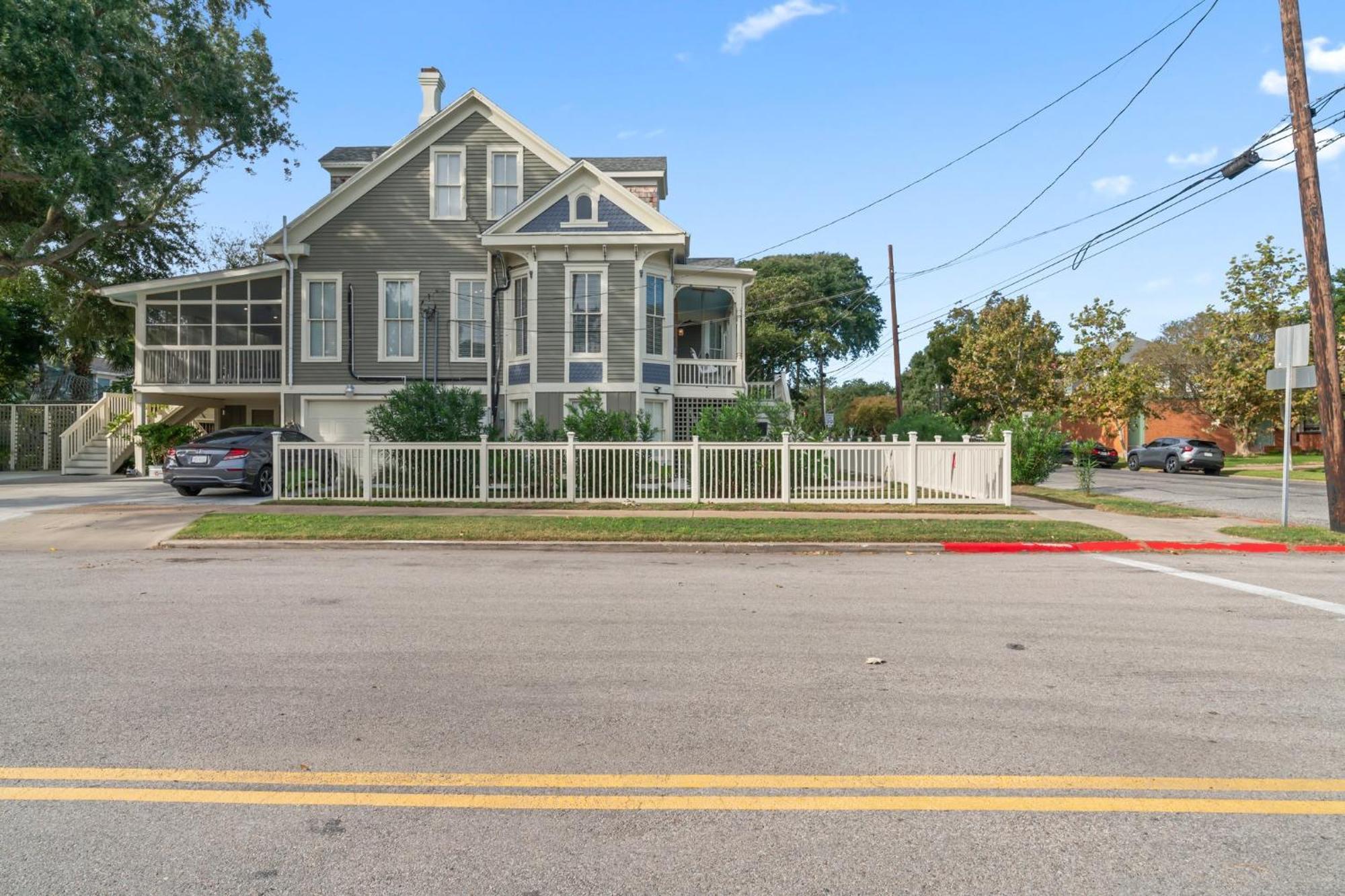 Historic Galveston Family Beach Home With 3 King Beds Kültér fotó